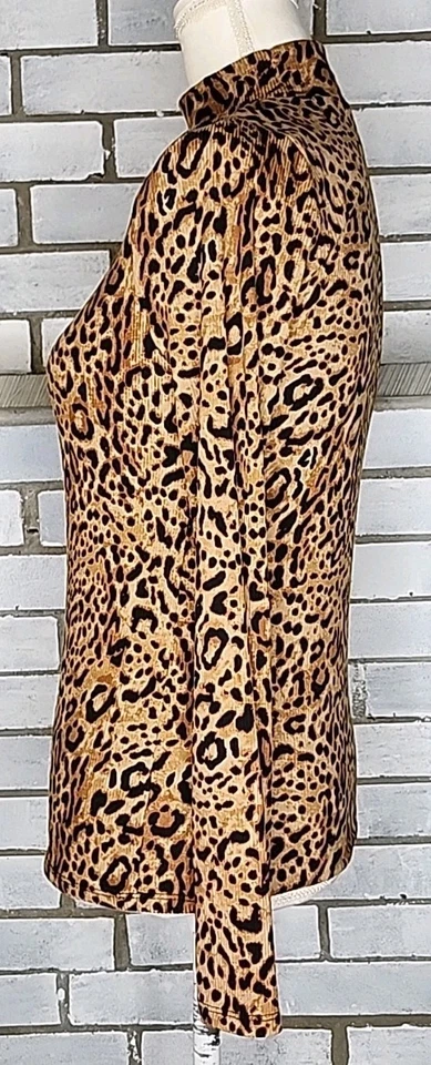 ☆ Top No Boundaries Junior’s Manga Larga Cuello Simulado Estampado Guepardo Mediano Foto 3 de 4