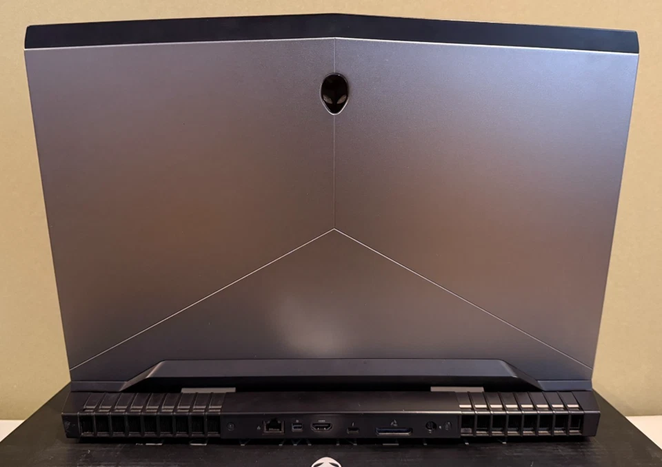 Pantalla Alienware 17 R4 i7-7700HQ GTX 1070 16 GB RAM 256 GB SSD 750 GB HDD 1440P Foto 4 de 4