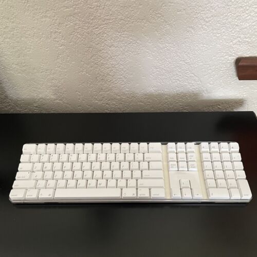 Genuine Apple Wireless Keyboard with Numeric Keypad A1016 EUC Battery Powered - Picture 1 of 12
