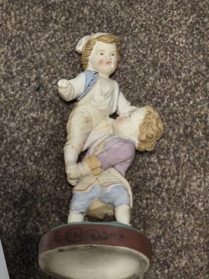antike Biskuit Figur, Stil von Ernst Bohne & Söhne Jungen spielen Deutschland Arm