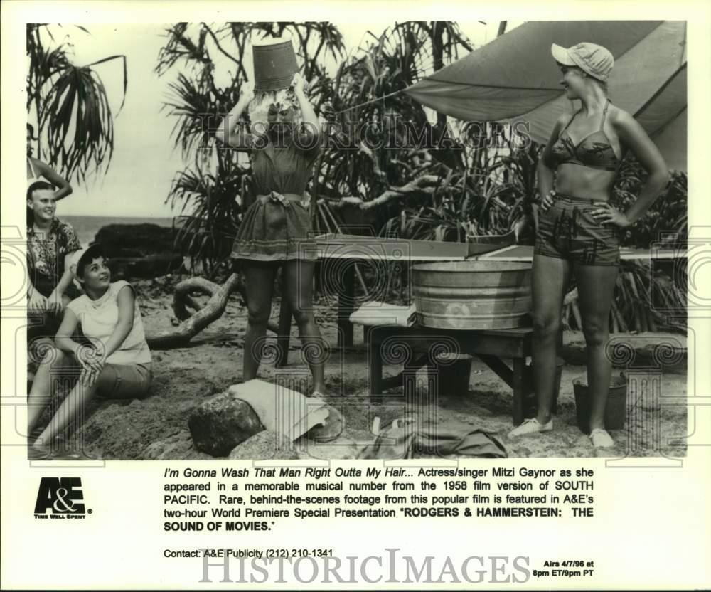 1996 Press Photo actress/singer Mitzi Gaynor performs in musical 