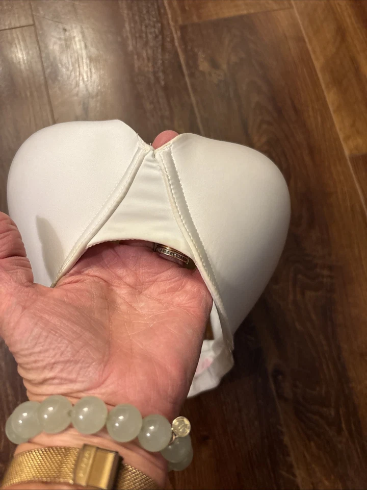 Sujetador Victoria Secret 34DD Body By Victoria Forrado Sin Tirantes Blanco Ligeramente Acolchado Foto 2 de 4