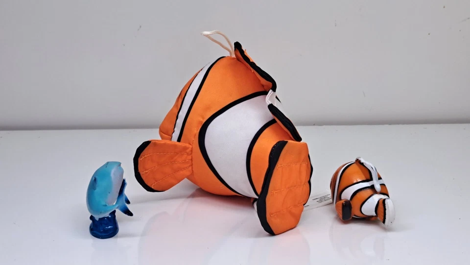 Mini peixe bicho de pelúcia Disney Pixar Finding Dory Nemo da Bandai  - Imagem 3 de 4