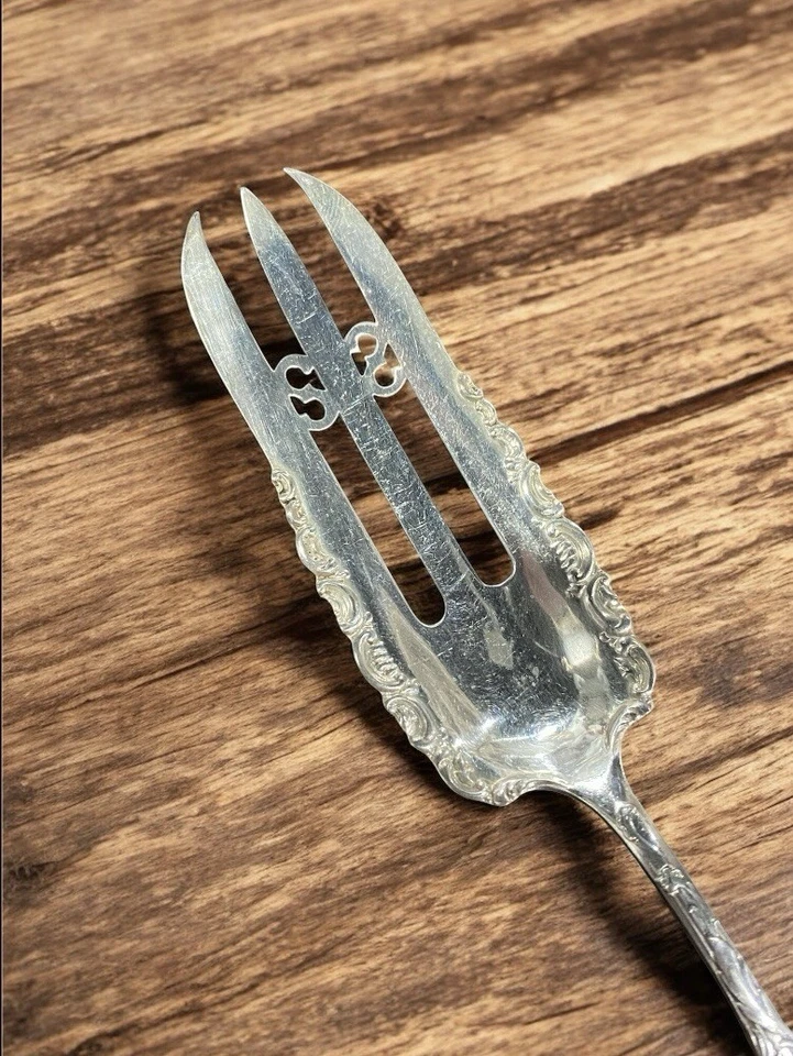 Tenedor para servir pastelería Columbia Roger plateado 1893 estilizado delfín sin monograma Foto 2 de 4