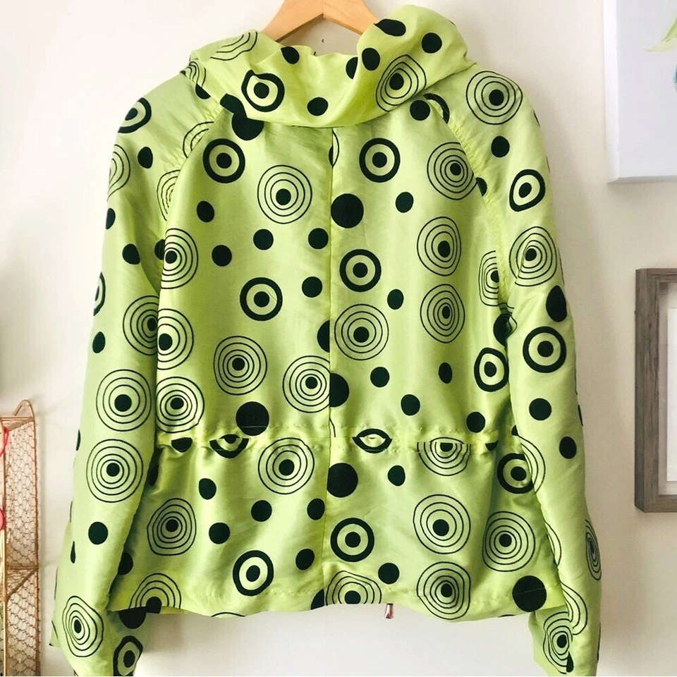 Chaqueta Ubu Kiwi y Punto Negro Ligera Cuello Redondo Repelente al Agua Talla Pequeña Foto 2 de 4