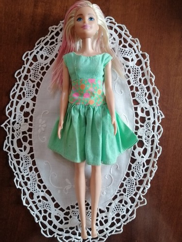 Barbie originale marchiata MATTEL - 2015 con vestito