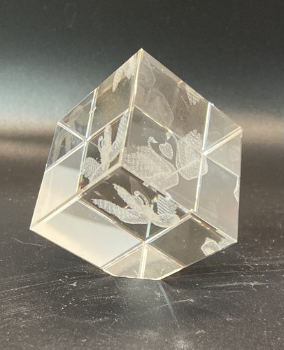 1,5" massiver Glas Briefbeschwerer mit lasergeätzten Liebesschwänen und magnetischem rotem Etui - Bild 4 von 12