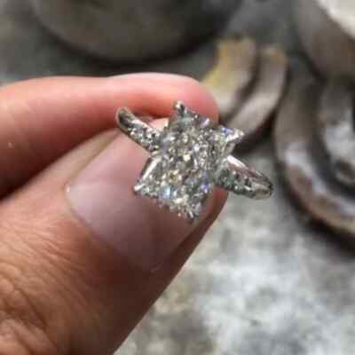 Strahlender Moissanit versteckter Halo Set Verlobungsring in 14k Weißgold plattiert
