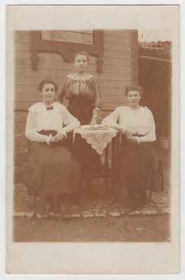 AK Portrait 3 junge Damen vorm Haus am Tisch mit Buch, Postkarte, vintage
