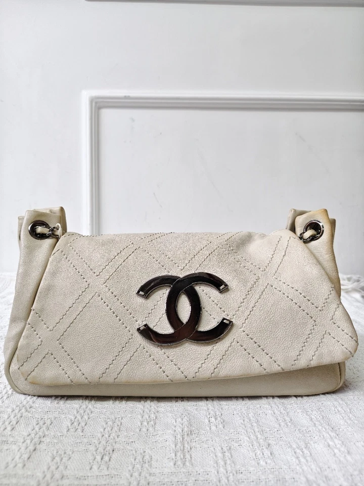 Bolso de hombro Chanel blanco con cierre grande con cordón de lona negro herrajes usado Foto 2 de 4