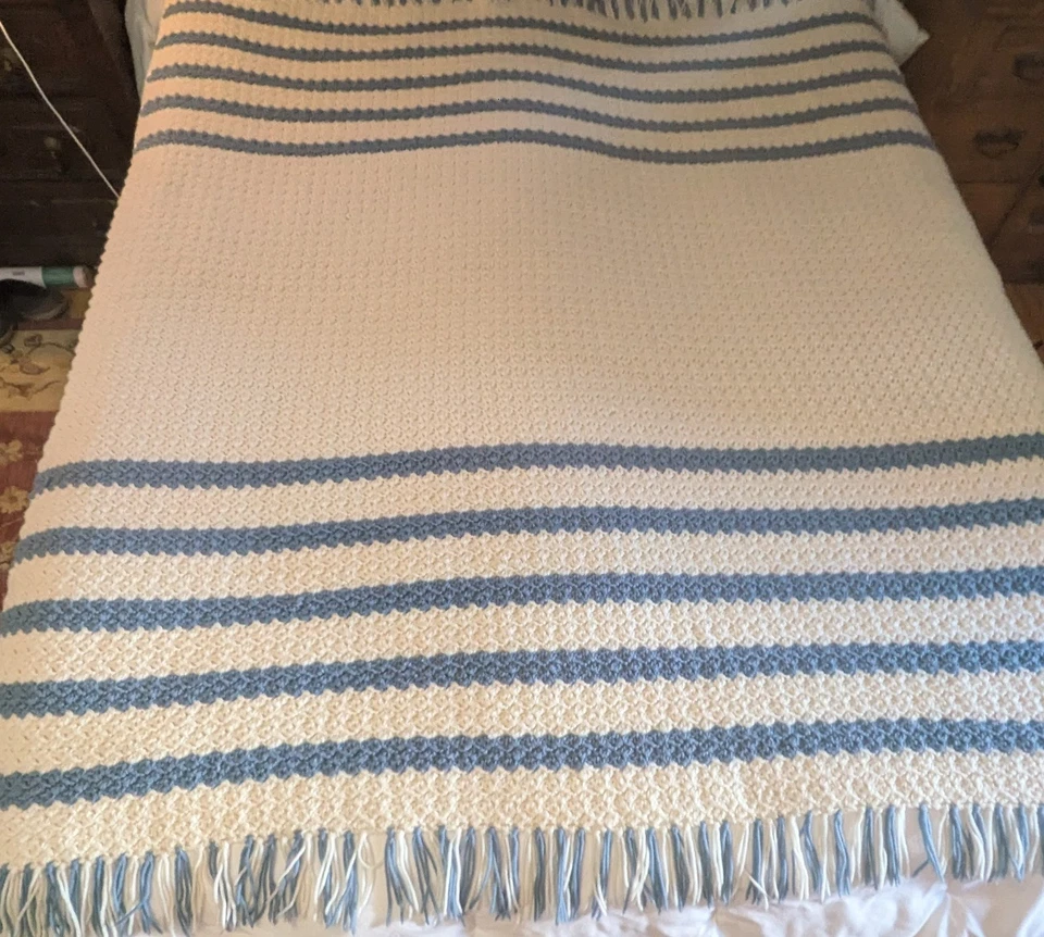 Hermosa franja vintage moderna de mediados de siglo de ganchillo afgana blanca azul a rayas Foto 3 de 4