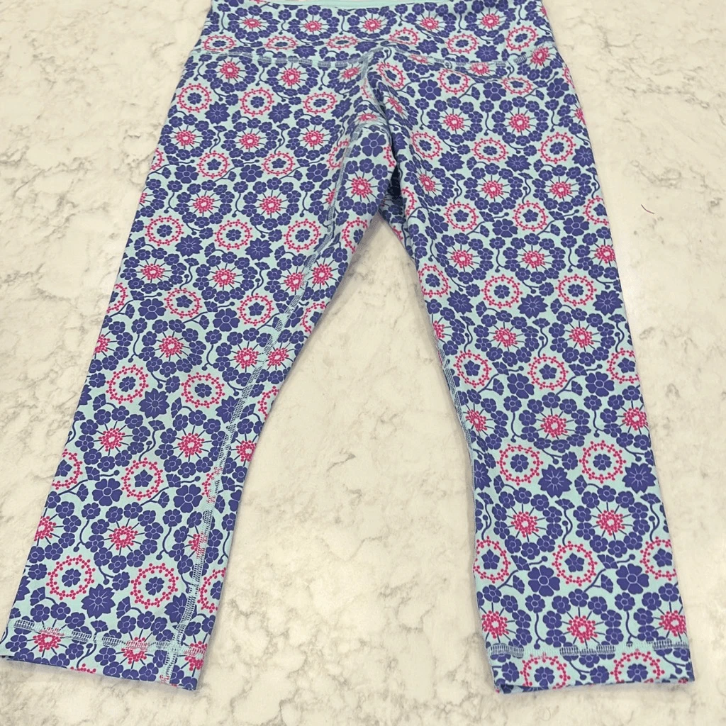 Lululemon size 6 cropped preppy floral pastel leggings cute comfy activewear