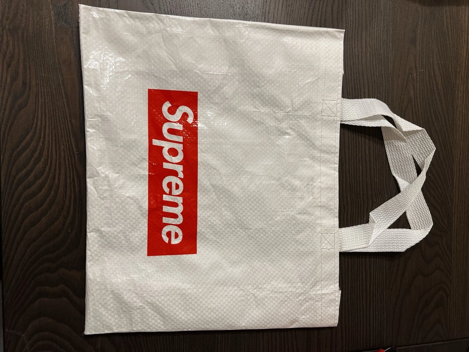 Sac fourre tout et autocollant Supreme