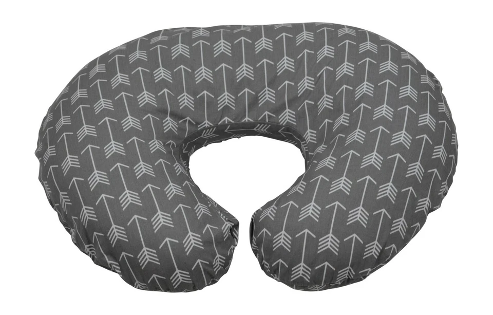 Capa de travesseiro de enfermagem de algodão | Estampa de flecha cinza | Presente para chá de bebê Adorology - Imagem 2 de 4