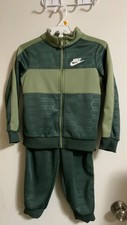 boys nike sweatsuit size 5-6 years 2 piece green and 5-6 years 2 piece red