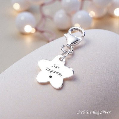 Personalisierter 925 Sterlingsilber Blumen Charm mit Gravur am Hakenverschluss