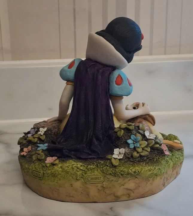 WALT DISNEY'S CLASSIC SNOW WHITE FIGURE BY ARDEN SCULPTURES - Image 3 of 4
