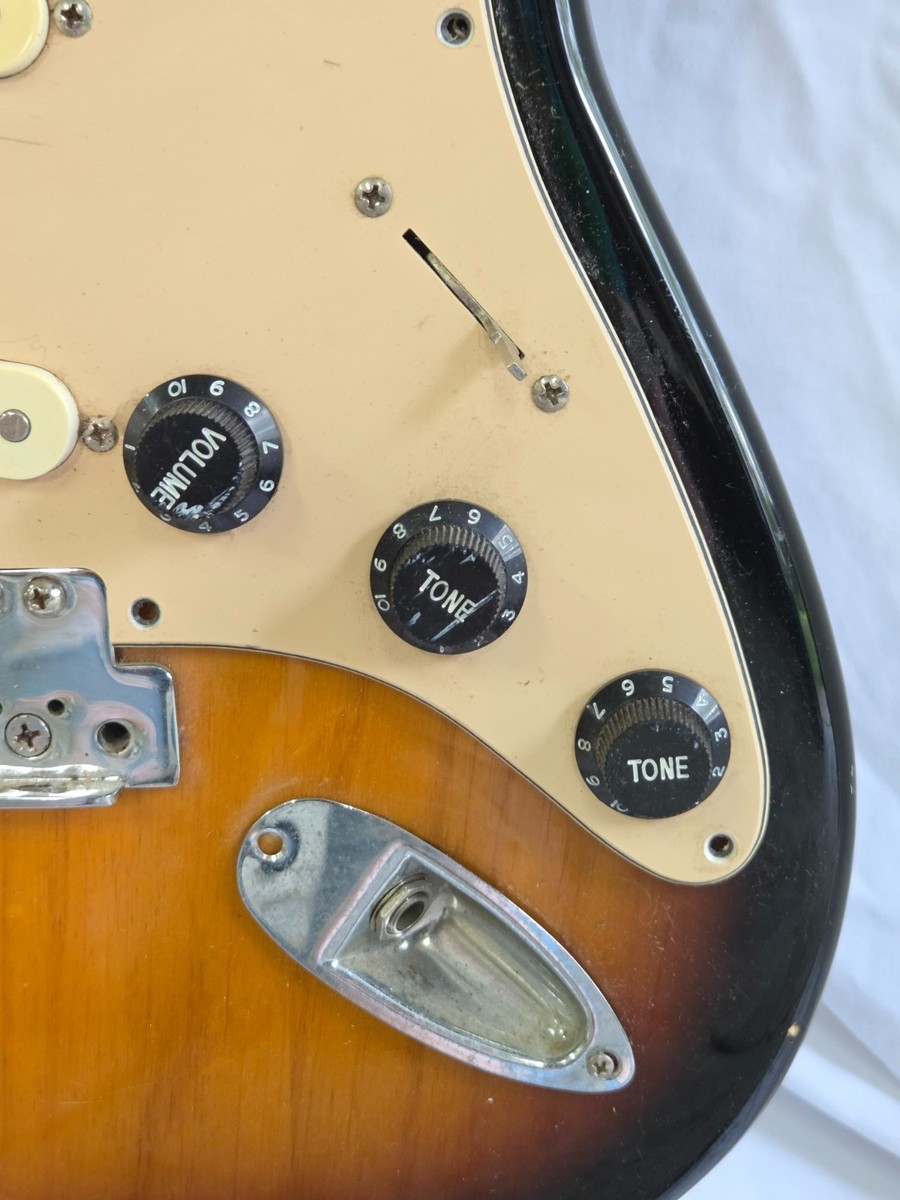 Squier by Fender Stratocaster Standard Series – Sunburst – Project