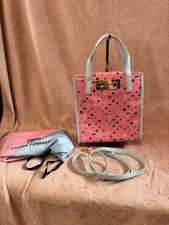 Borsa Chiara Ferragni colorata brillante con tracolla lunga e sacchetto antipolvere