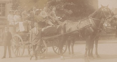 RPPC Postkarte Vintage Pferdegezogen Charabanc Bremse Kutsche Gruppe Ausflug Soziales