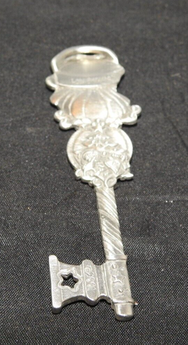 Longaberger 2001 pewter Santa Key, New in box - Picture 8 of 8
