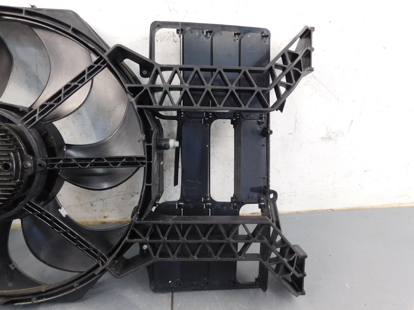2020 17 18 19 21 22 McLaren GT  Right Rear Radiator Fan / Shroud #0126 X3