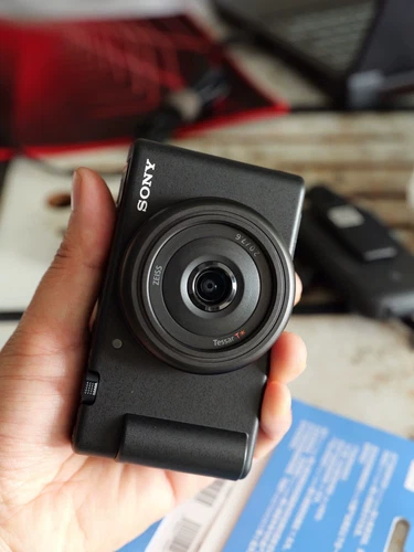 Sony ZV-1F 20.1MP 4K f/2 Vlogging Digital Camera - Black & Battery - Picture 10 of 15