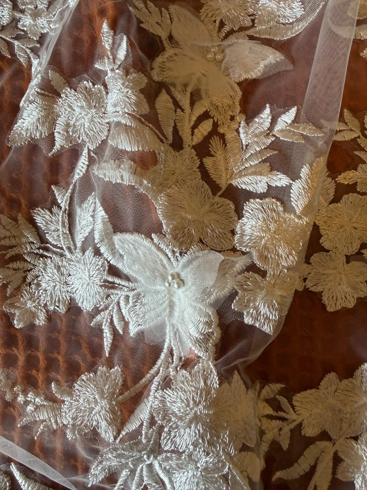 Velo de encaje marfil hasta la punta de los dedos con apliques florales 3D y mariposas azules Foto 2 de 4