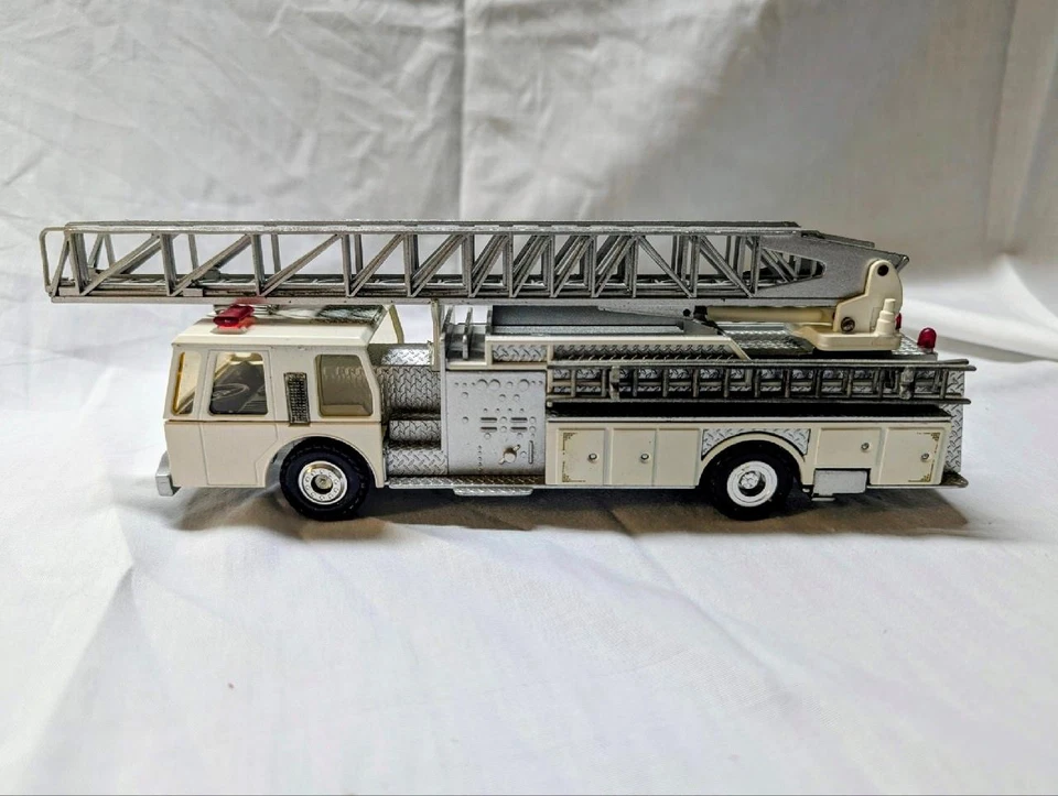 CONRAD E-One 80' quint three-section w/four ground ladders, two axle White #5506 - Image 2 of 4