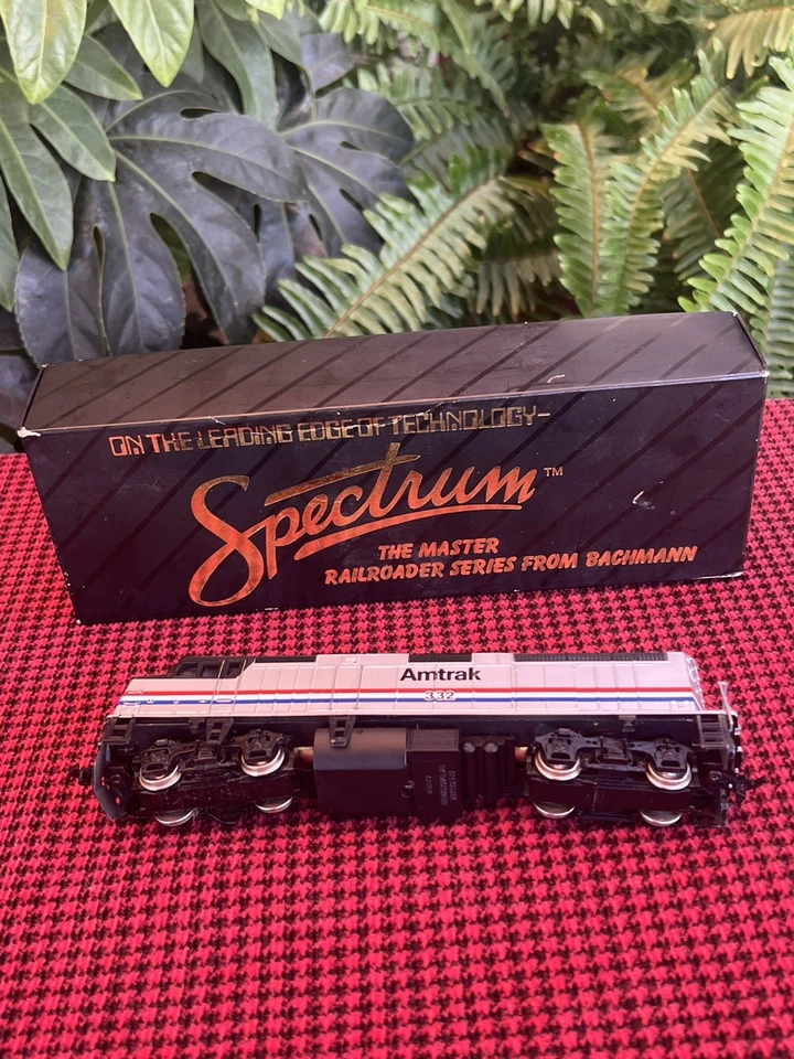 HO scale Bachmann Spectrum 87020 AMTRAK F40PH Phase III Diesel Locomotive #332 - Image 4 of 4