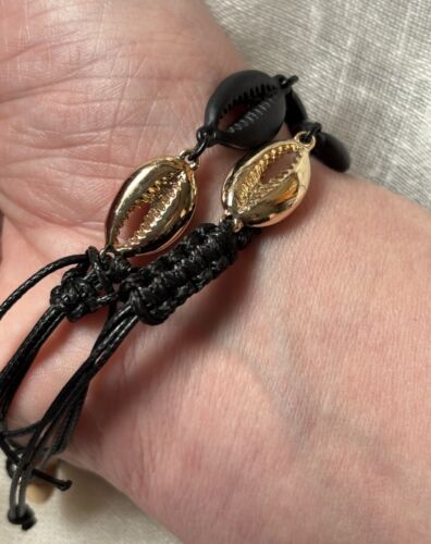 2 x cowrie shell black and gold-coloured bracelets. Toggle mechanism to fit all - Picture 4 of 4