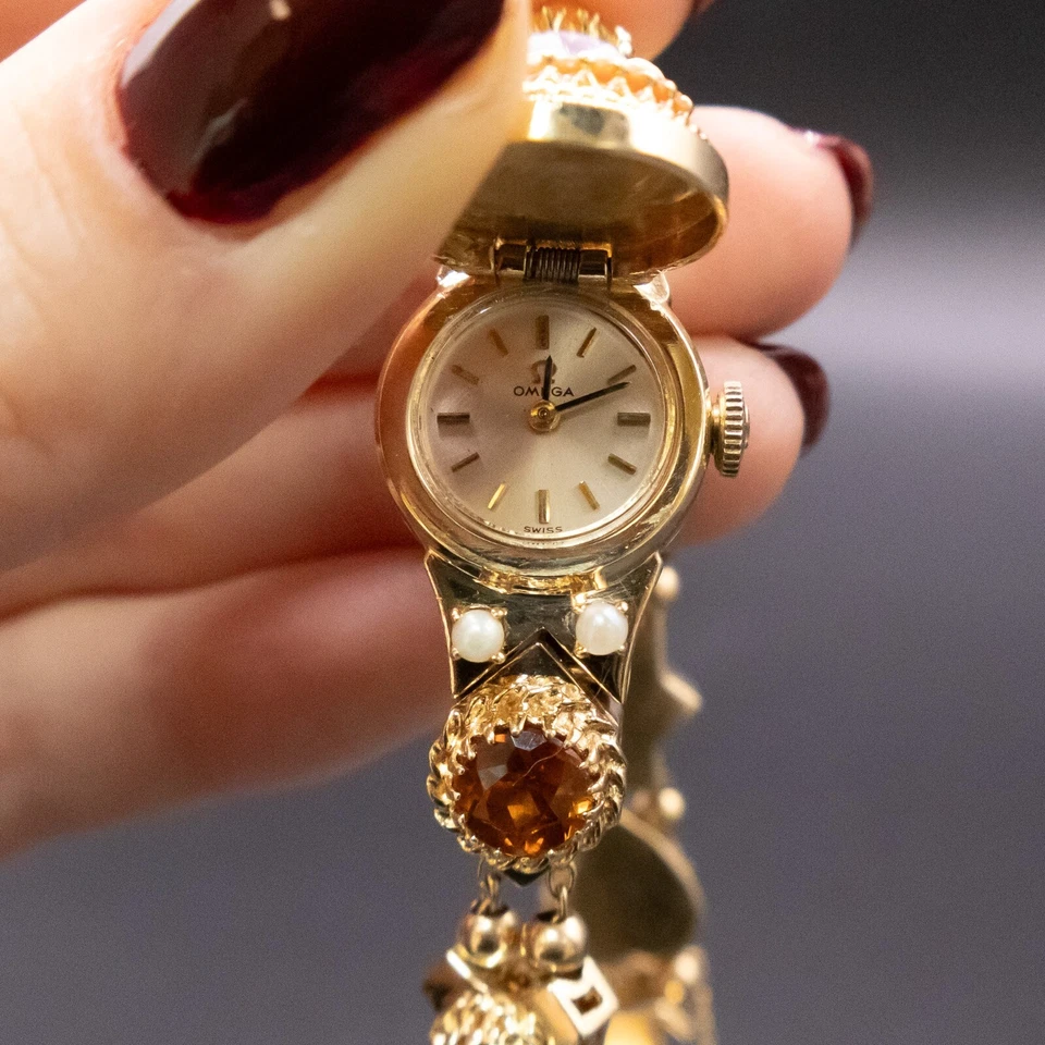 Reloj Omega de oro amarillo de 14 quilates con dije Foto 2 de 4