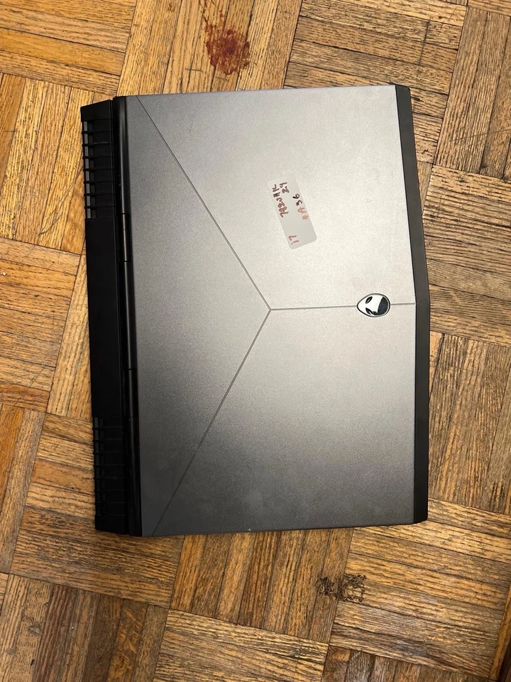 #A36 ALIENWARE 15R3 modelo P69F Core i7 8GB RAM 7820HK Foto 3 de 4