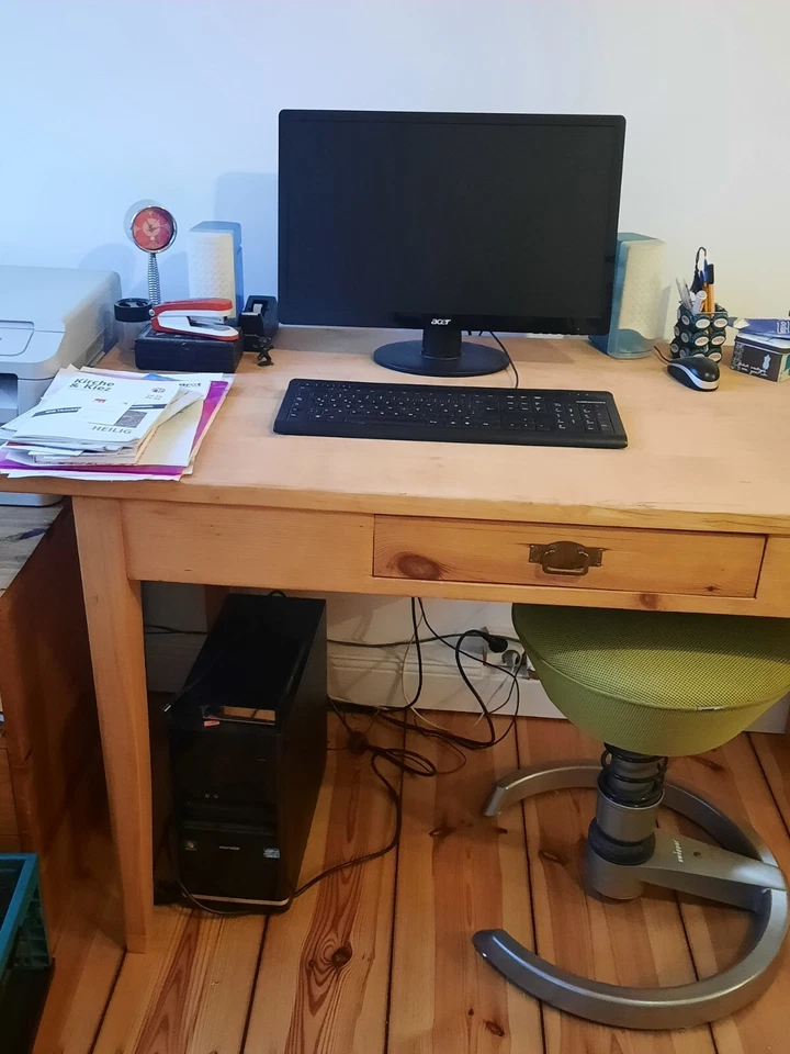 PC Desktop mit Bilschirm und Tastatur zu verkaufen