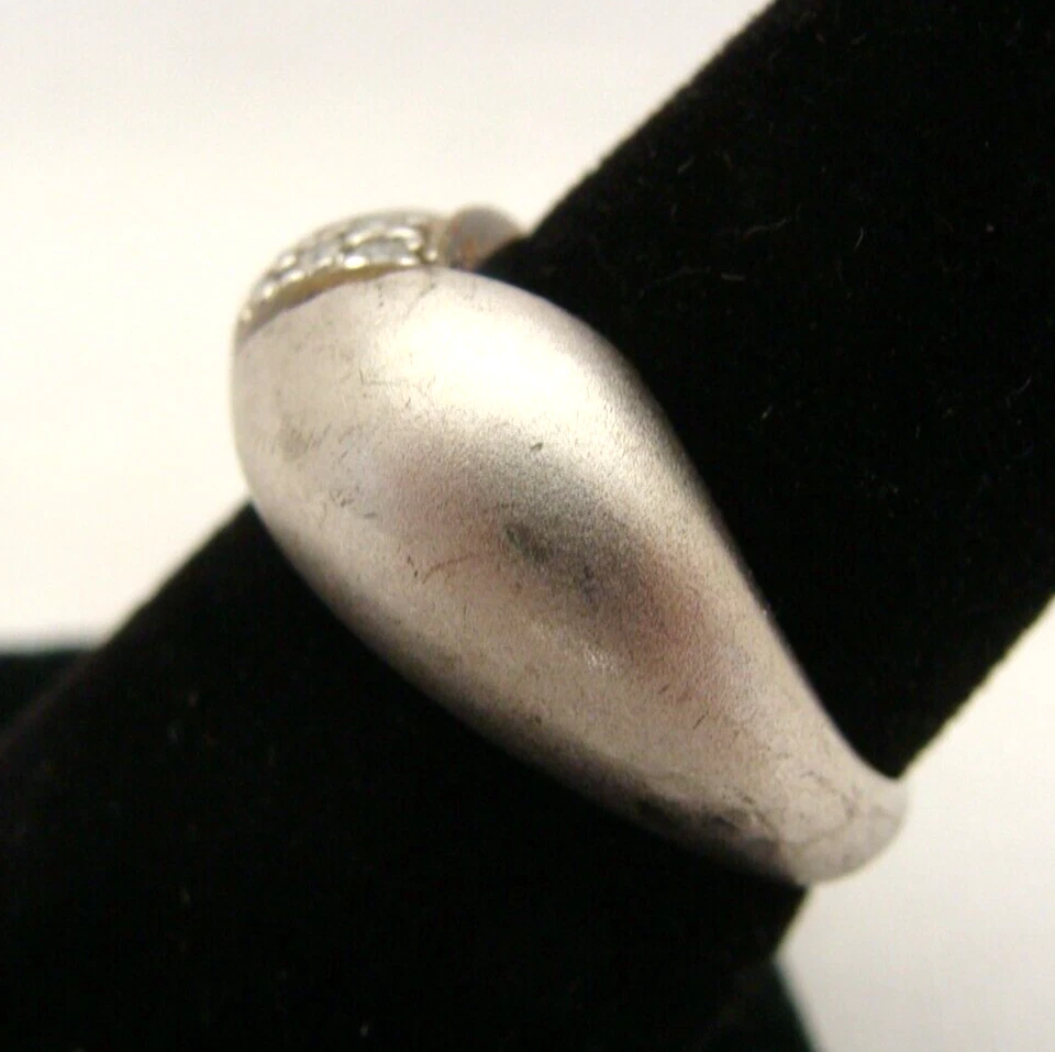 Anillo abovedado de plata de ley con piedras transparentes y adornos de bronce talla 7,5 Foto 2 de 4