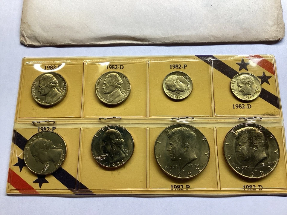 1982 P & D Souvenir Mint Set Private Label 081225 95re - Image 2 of 4