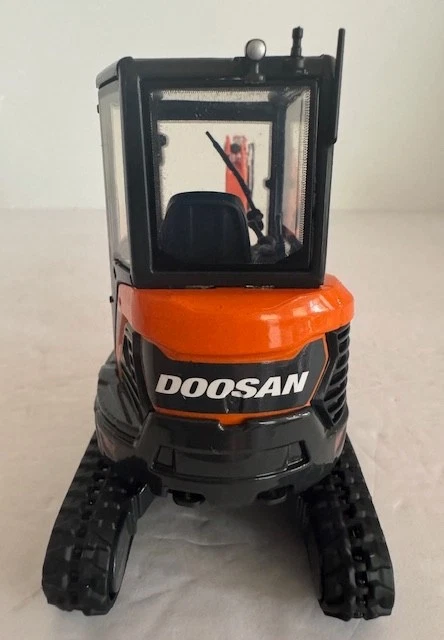 1:25 Doosan DX27Z Compact Excavator UH IMC Diecast Model #UH8141 - Image 3 of 4