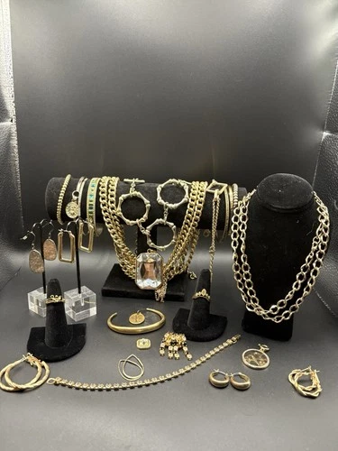 Stylish Large Vintage Gold Tone Costume/Fashion Jewelry Lot