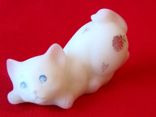 Vintage ART GLASS Fenton Burmese Satin CROUCHING CAT Figurine~Berry & Blossoms