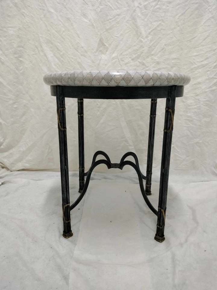 Mesa auxiliar francesa Mid Century de acero pulido con tapa redonda de mármol blanco y... Foto 3 de 4