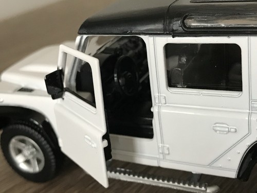 2017 LAND ROVER DEFENDER 110 STATION WAGON WHITE DIECAST CAR COLLECTORS MODEL - Picture 7 of 11