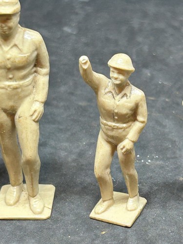 Six Vintage Unpainted Toy Soldiers - Picture 4 of 7