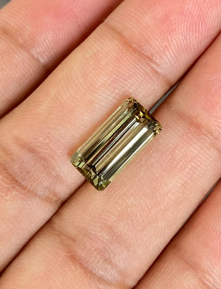 Amazing! Olive Green Tourmaline baguette shape. 5.70CTS light olive green color - Image 3 of 4