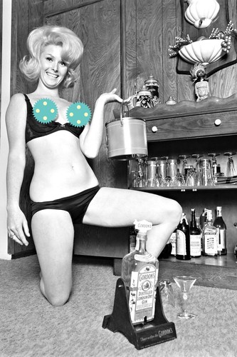 Escena de bar vintage de mujer desnuda artística 120 en blanco y negro años 60 N-448