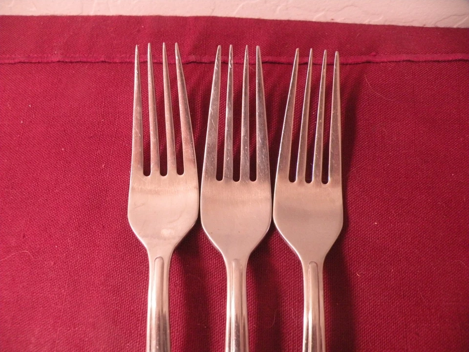 Juego de 3 tenedores de cena centrales Hampton cubiertos de acero inoxidable brillante 8 1/4" Foto 2 de 4