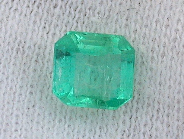 Esmeralda colombiana cuadrada natural brillante de 0,86 quilates 5,9 mm x 5,5 mm x 3,6 mm EBS6630 Foto 2 de 3