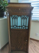 C-19 Chippendale Edison Diamond Disc phonograph; 95 records. Excellent Cond. 