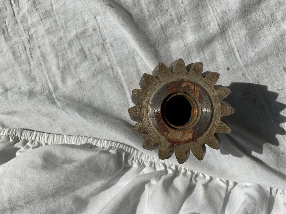 1940-1960 Chevrolet Master BelAir Nomad Pickup NOS reverse idler gear 591238 - Image 2 of 4