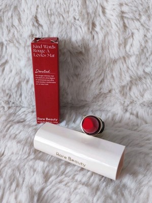 RARE BEAUTY Kind Words Matte Lipstick 3,5g Shade - Devoted. Neu