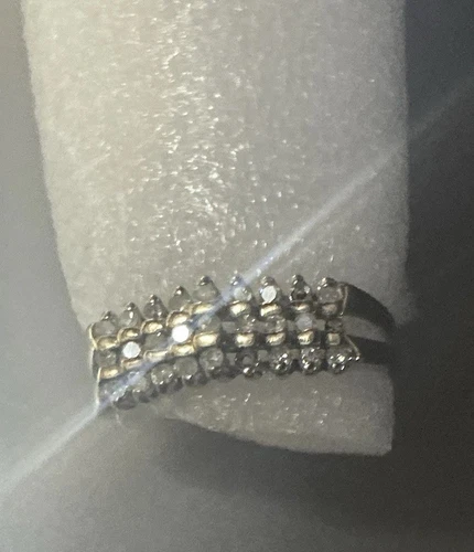 10k Yellow Gold 2.5 Gram Diamonds .25ct Anniversary Band Ring - Size 7.5